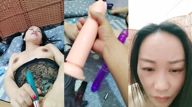 黑丝骚人妻迷失在大哥鸡巴的淫威之下，全程露脸情趣开档黑丝诱惑，道具玩逼逼和尿道，享受大鸡巴的抽插爆草